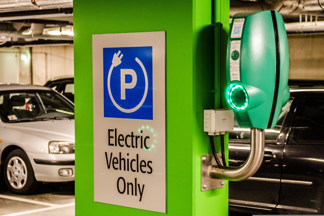 E-Auto darf in der Tiefgarage abgestellt werden